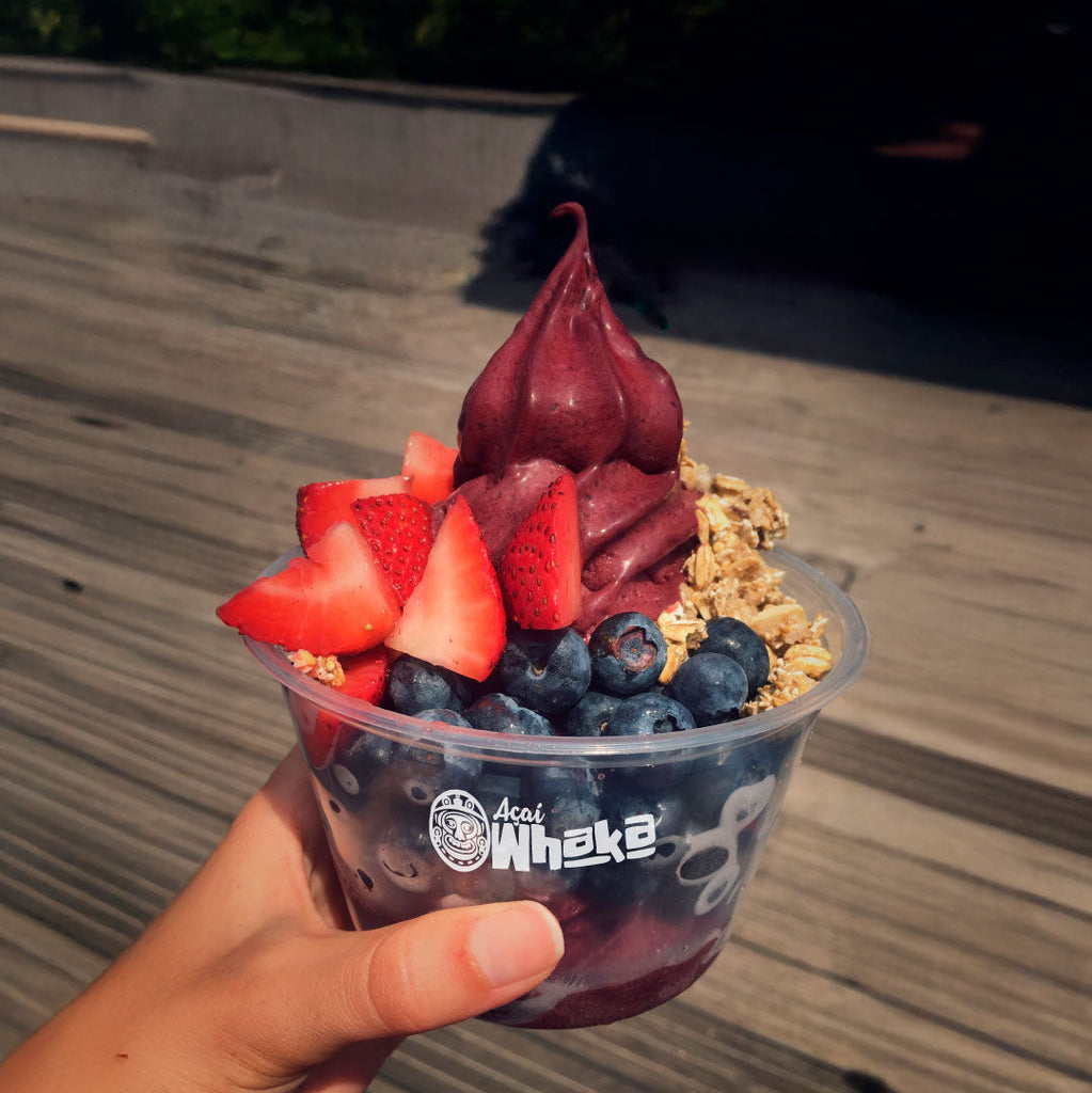 Helado Whaka de açaí auténtico con frutas y granola en formato bowl