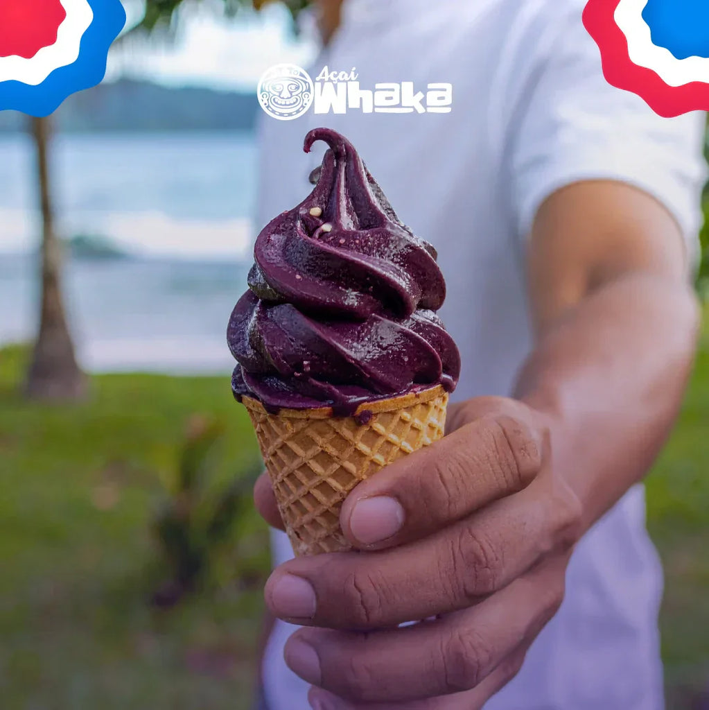 Helado de açaí Whaka en cono, ideal para un postre saludable en Fiestas Patrias